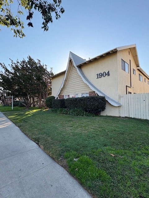 A building with the number 1904 on it.