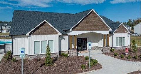 A building with a parking sign in front of it.