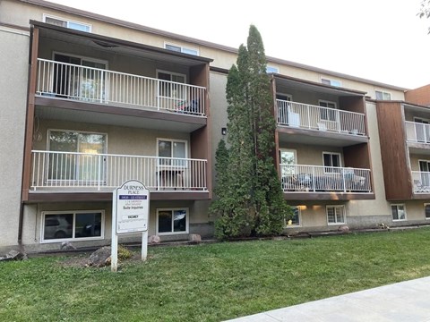 A sign in front of a building that says "Dover Park Suite Apartments".