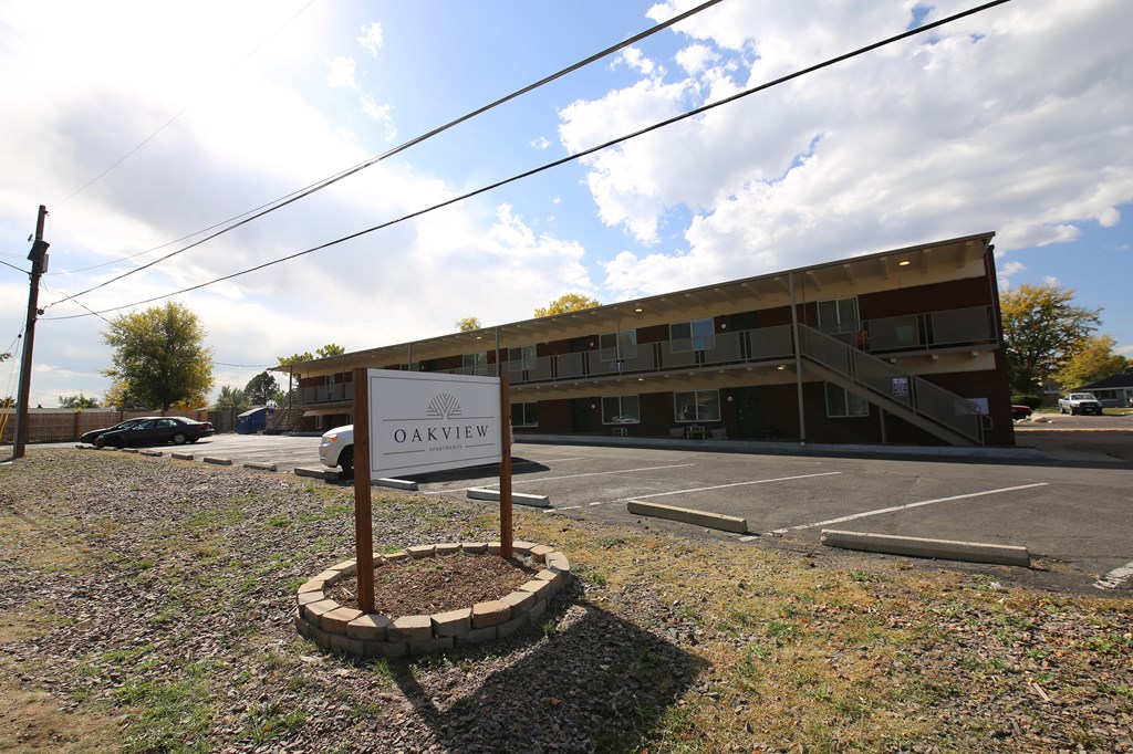 A sign in front of a building that says Oakview.