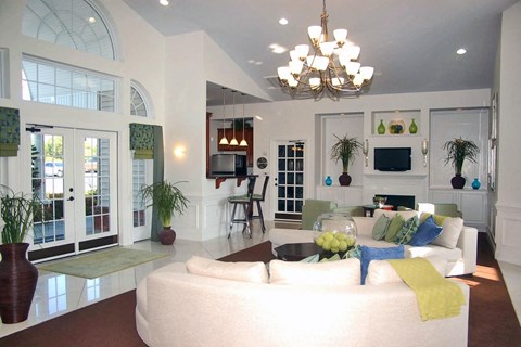 living room with a white couch at Palmera, Columbia