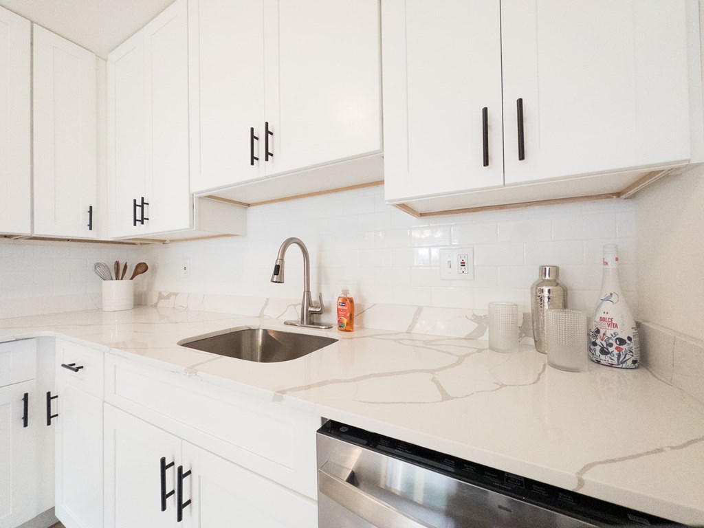 A parking lot with cars and a building in the background.