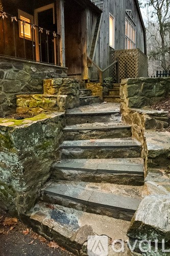 A webpage with a green ribbon badge stating "2023 NICHE® BEST PLACES" and text discussing Weston's ranking and features.