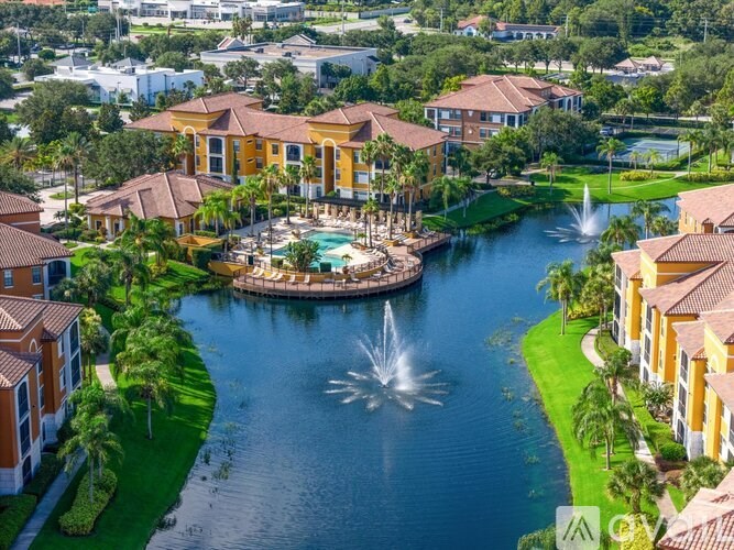 A large body of water with a fountain in the middle of it.