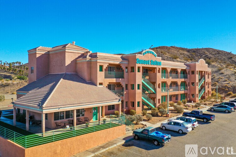 A building with a sign that says Street Suite.