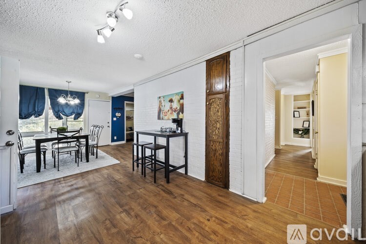 A dining room with a table and chairs is available for rent.