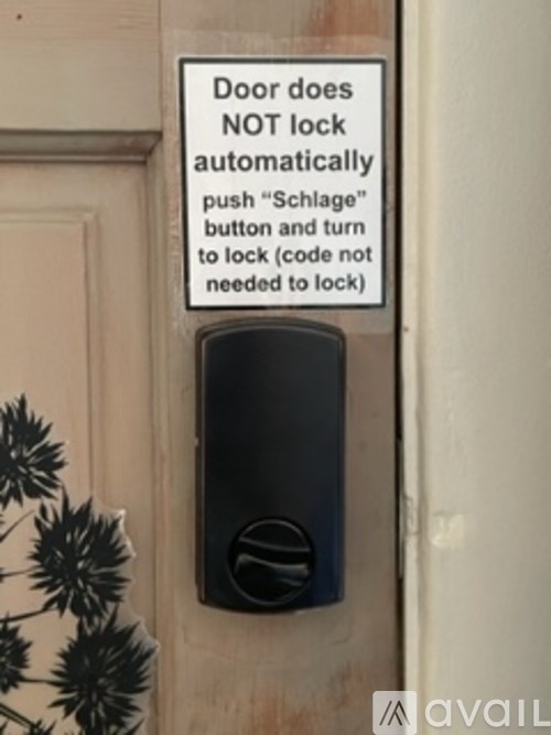 A door has a sign that says it does not lock automatically.