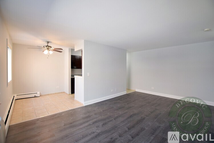 A room with a ceiling fan and a wall-mounted air conditioner unit.