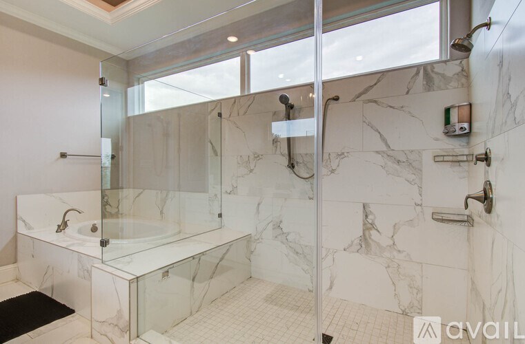 A room with two bunk beds and a nightstand with a lamp.