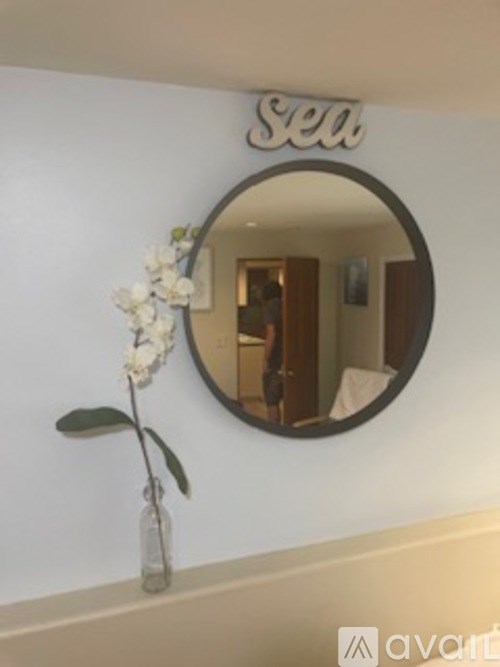 A round mirror with the word "Sea" written above it.