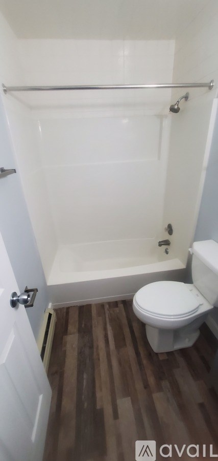 A bathroom with a toilet and a bathtub.