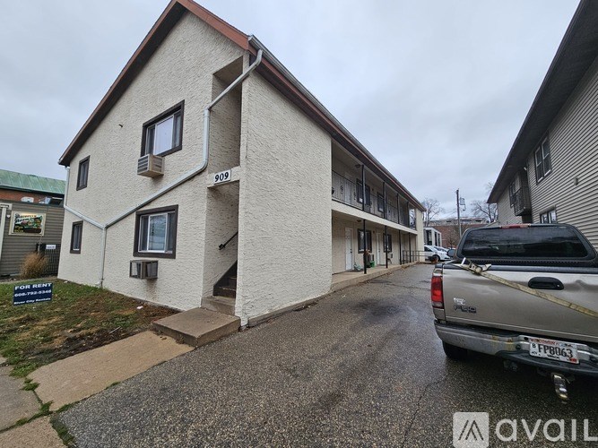 A building with the number 809 on it.