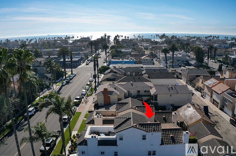 A red arrow points to a house on a street.