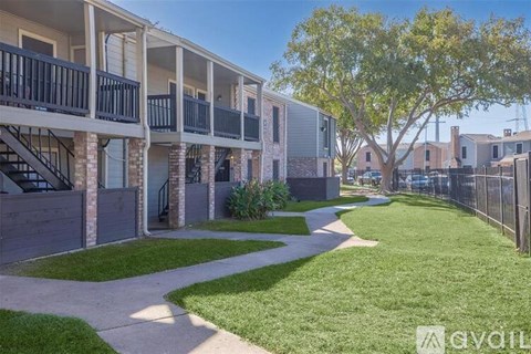 A row of townhouses with a grassy front yard.