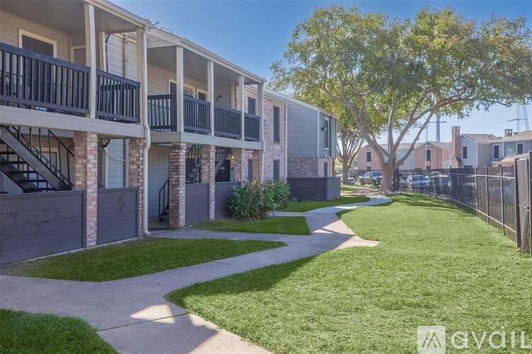 A row of townhouses with a grassy front yard.