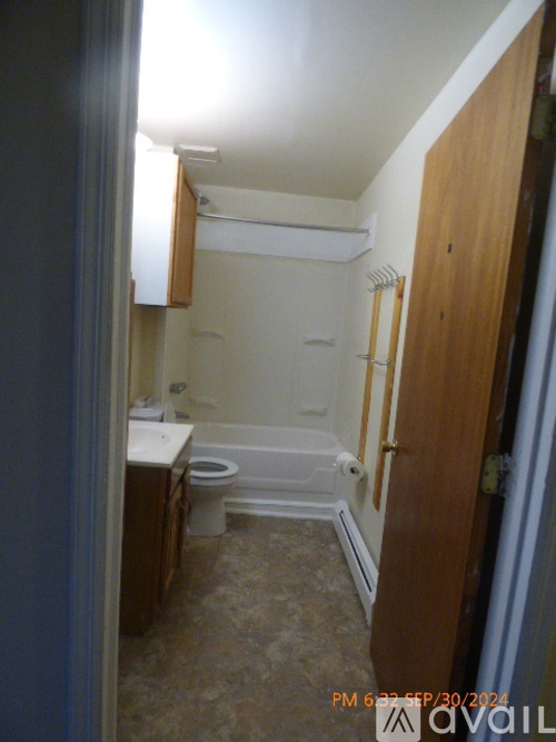 A bathroom with a toilet, sink, and bathtub.