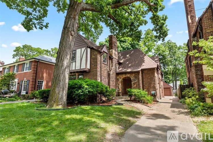 Source URL: https://prod-avail.s3.amazonaws.com/public_images/41514920/listing/living_-_19510_Stratford_Rd.jpg