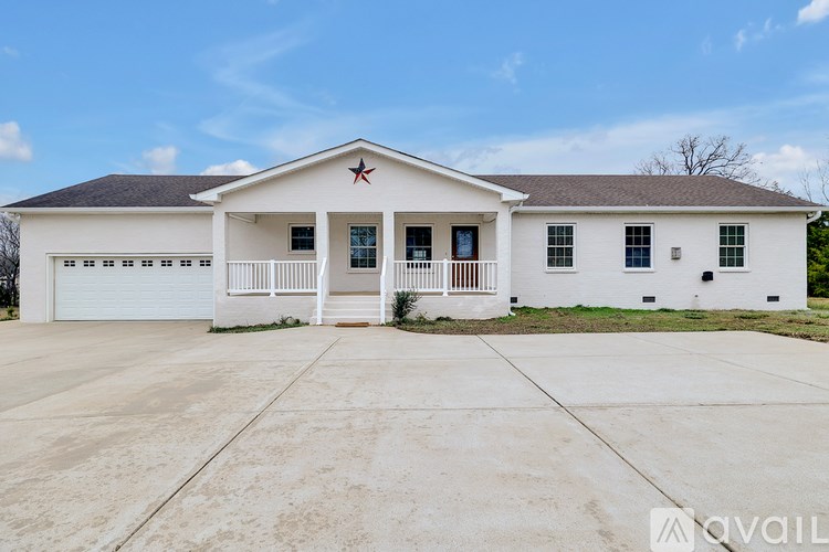 A white house with a red star on the roof.