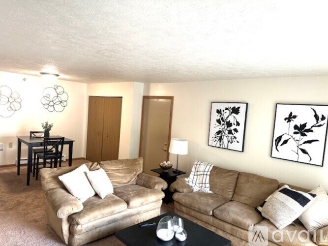 Source URL: https://prod-avail.s3.amazonaws.com/public_images/41500689/listing/primary_bedroom_2.jpg