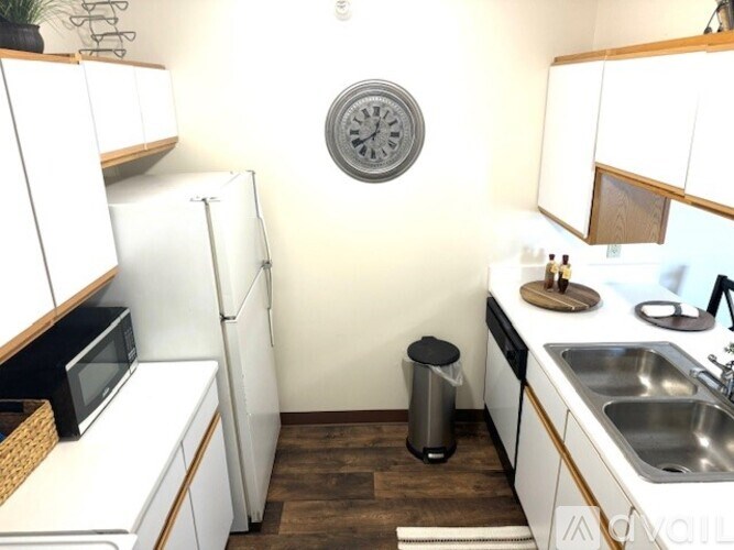 Source URL: https://prod-avail.s3.amazonaws.com/public_images/41500692/listing/second_bedroom.jpg