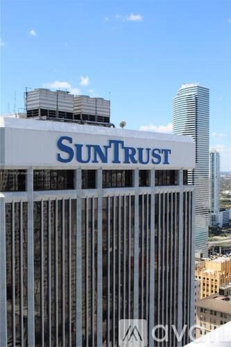 A building with the sign SUNTRUST on it.