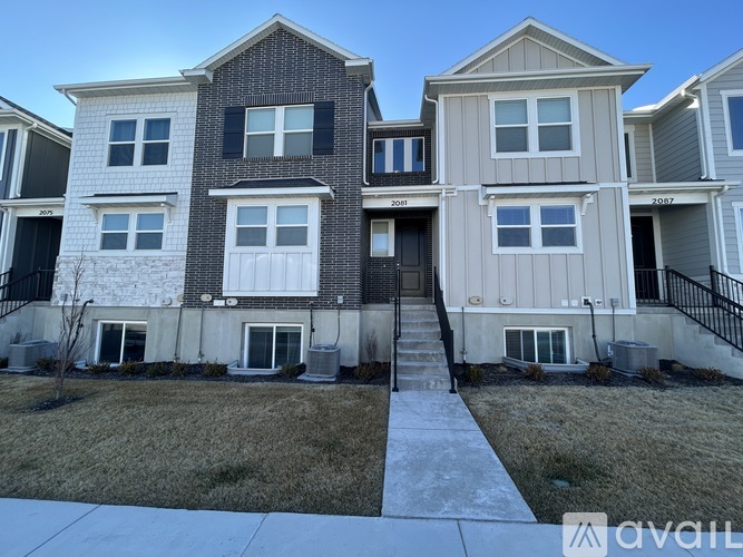 A row of houses with the first one on the left being a two story building and the others being one story.