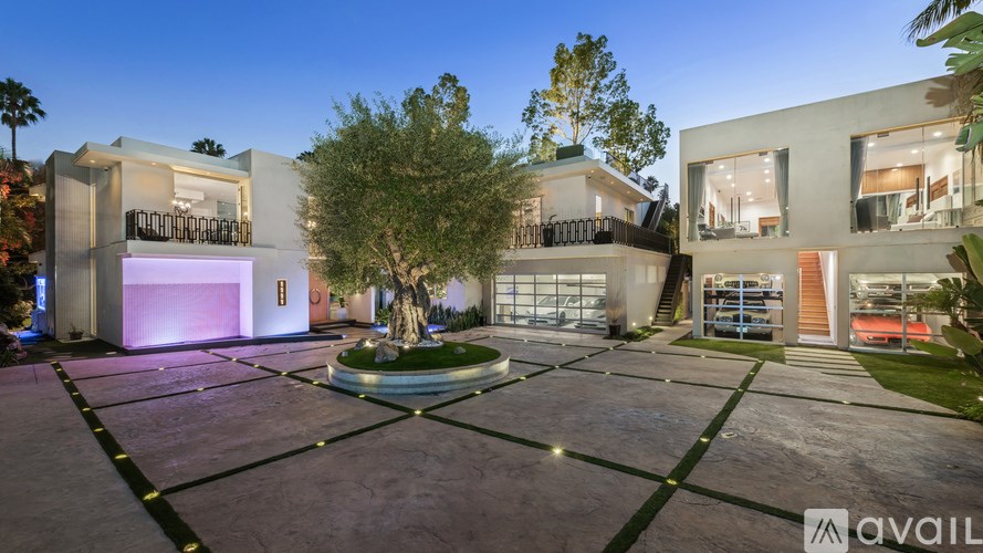 A modern house with a statue in the middle of a courtyard.