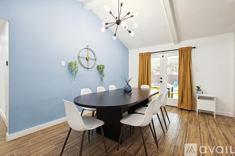 A dining room with a round table and chairs.
