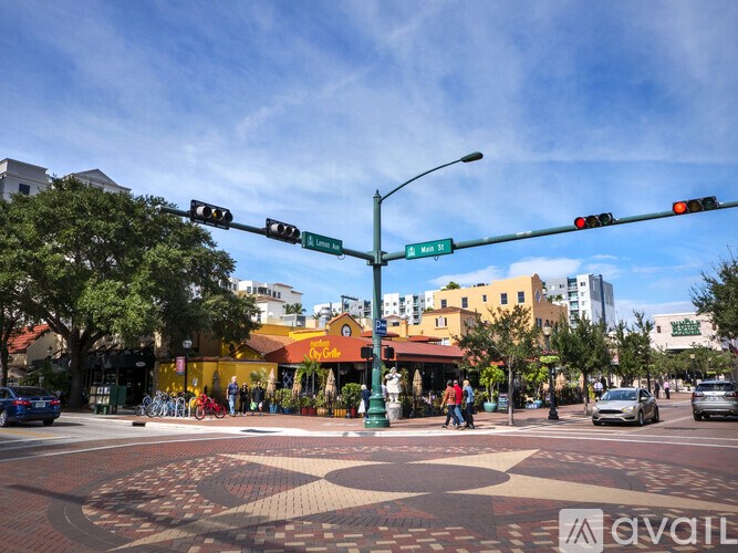 A street view with traffic lights and a roundabout.