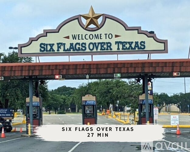 A sign welcoming people to Six Flags Over Texas.