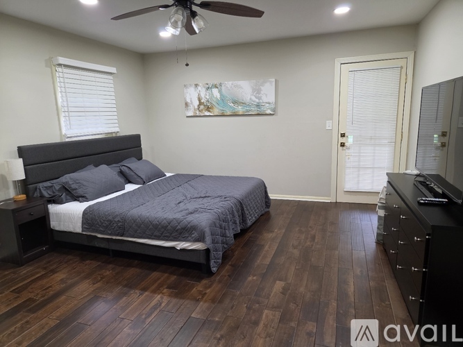 Source URL: https://prod-avail.s3.amazonaws.com/public_images/43133216/listing/Master_Bedroom_3.jpg