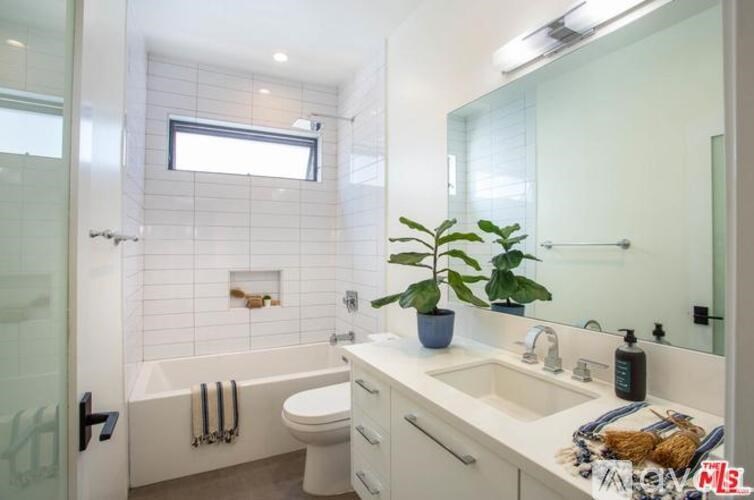 Source URL: https://prod-avail.s3.amazonaws.com/public_images/41512265/listing/Brilliant_First_Listing_Pics_17.jpg