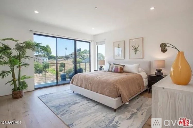 Source URL: https://prod-avail.s3.amazonaws.com/public_images/41512270/listing/Brilliant_First_Listing_Pics_14.jpg