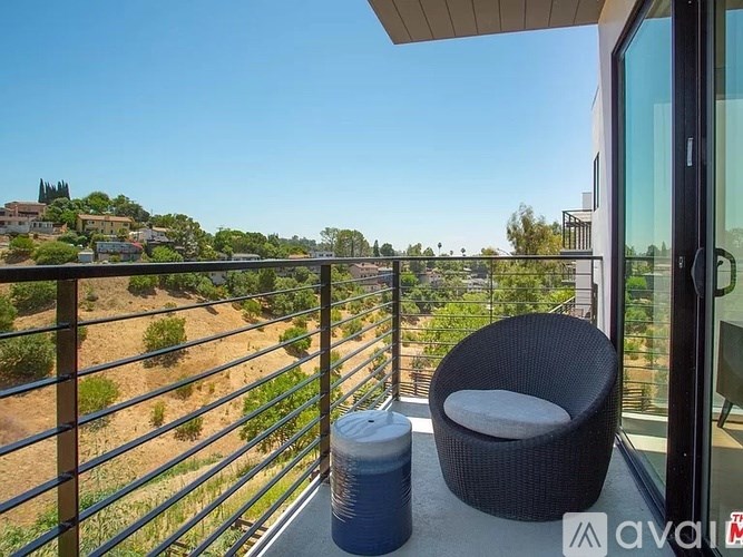 Source URL: https://prod-avail.s3.amazonaws.com/public_images/41512269/listing/Brilliant_First_Listing_Pics_13.jpg