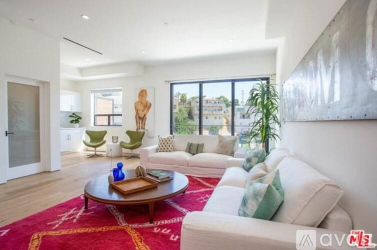 Source URL: https://prod-avail.s3.amazonaws.com/public_images/41512280/listing/Brilliant_First_Listing_Pics_24.jpg