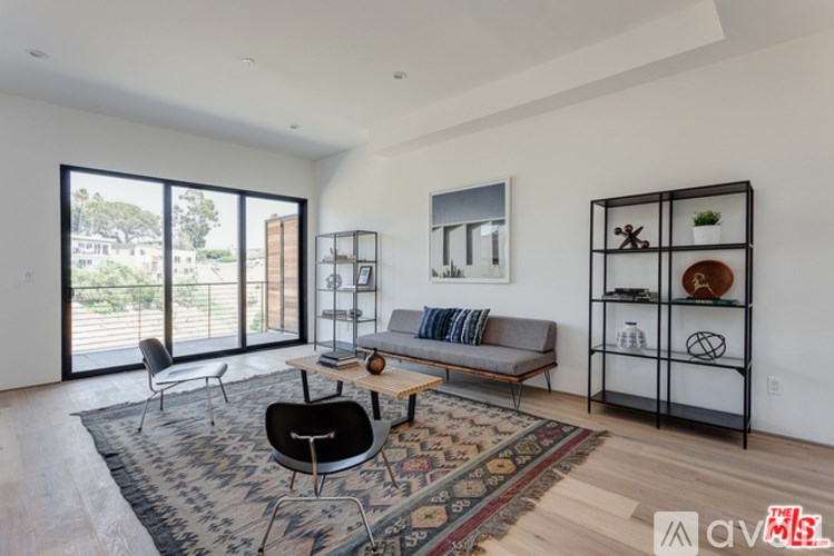 Source URL: https://prod-avail.s3.amazonaws.com/public_images/41512279/listing/Brilliant_First_Listing_Pics_22.jpg