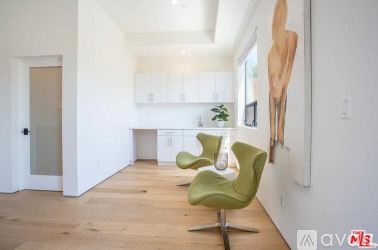 Source URL: https://prod-avail.s3.amazonaws.com/public_images/41512277/listing/Brilliant_First_Listing_Pics_25.jpg