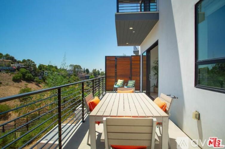 Source URL: https://prod-avail.s3.amazonaws.com/public_images/41512281/listing/Brilliant_First_Listing_Pics_27.jpg