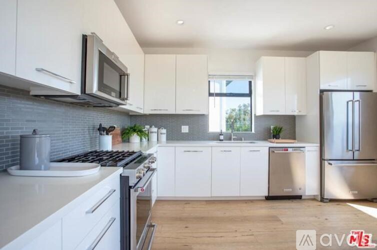 Source URL: https://prod-avail.s3.amazonaws.com/public_images/41512258/listing/Brilliant_First_Listing_Pics_9.jpg