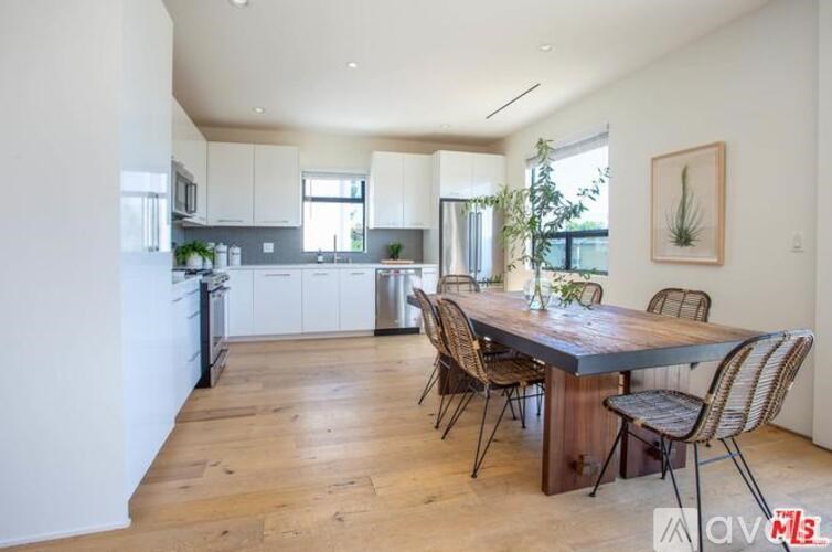 Source URL: https://prod-avail.s3.amazonaws.com/public_images/41512272/listing/Brilliant_First_Listing_Pics_10.jpg