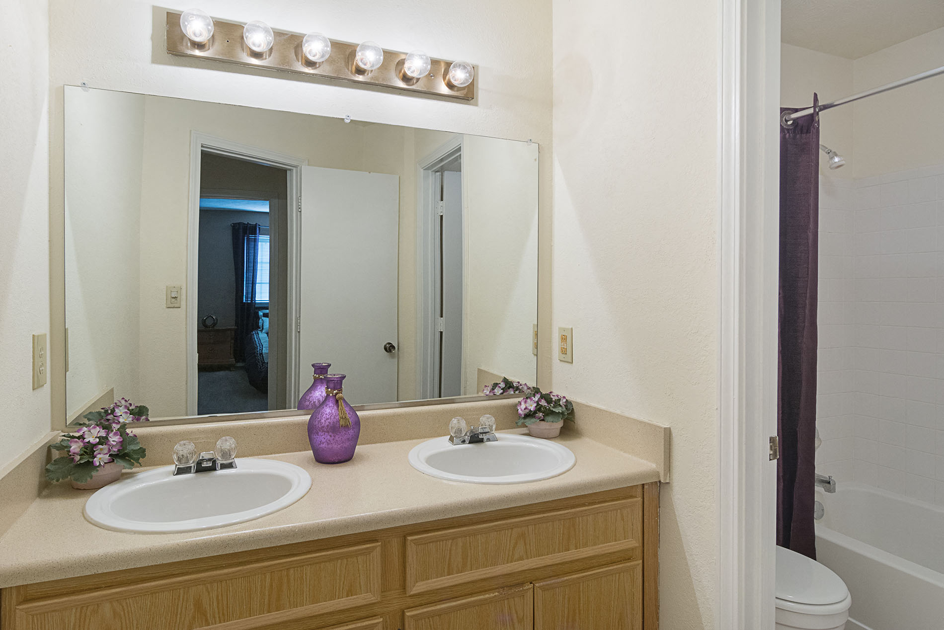 Browse Photos of Champions Glen Apartments in Union City, GA