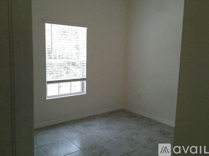 Source URL: https://prod-avail.s3.amazonaws.com/public_images/40355358/listing/OtherBedroom.jpg