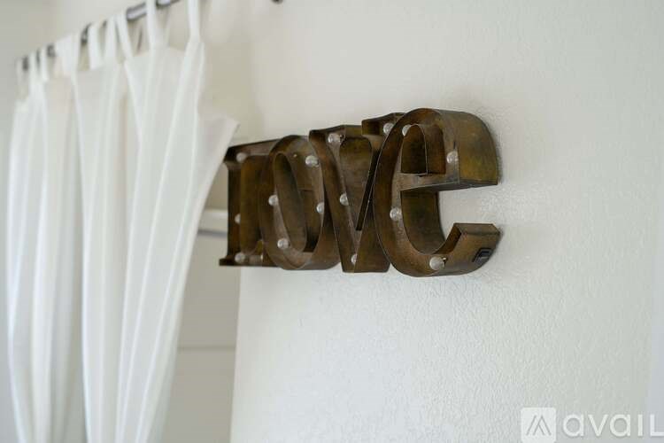 Source URL: https://prod-avail.s3.amazonaws.com/public_images/40353984/listing/hp6glyqzotftok19vjc5.jpg