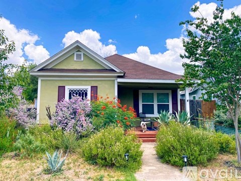 531 West Huisache Avenue 3 Beds Apartment for Rent