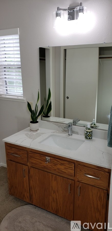 200 W Hawkeye Ave 2 Beds Apartment for Rent