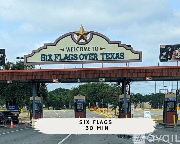 A sign welcoming people to Six Flags Over Texas.