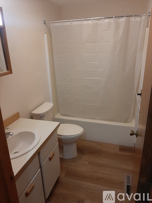 A bathroom with a toilet, sink, and bathtub.