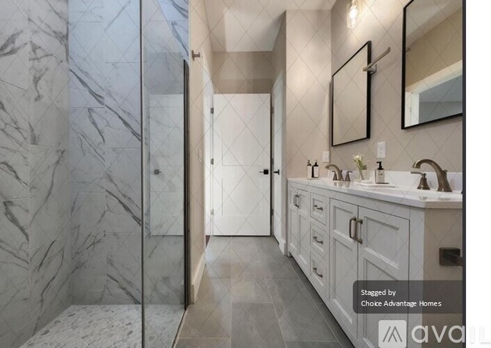 A bathroom with a marble wall and a white vanity.