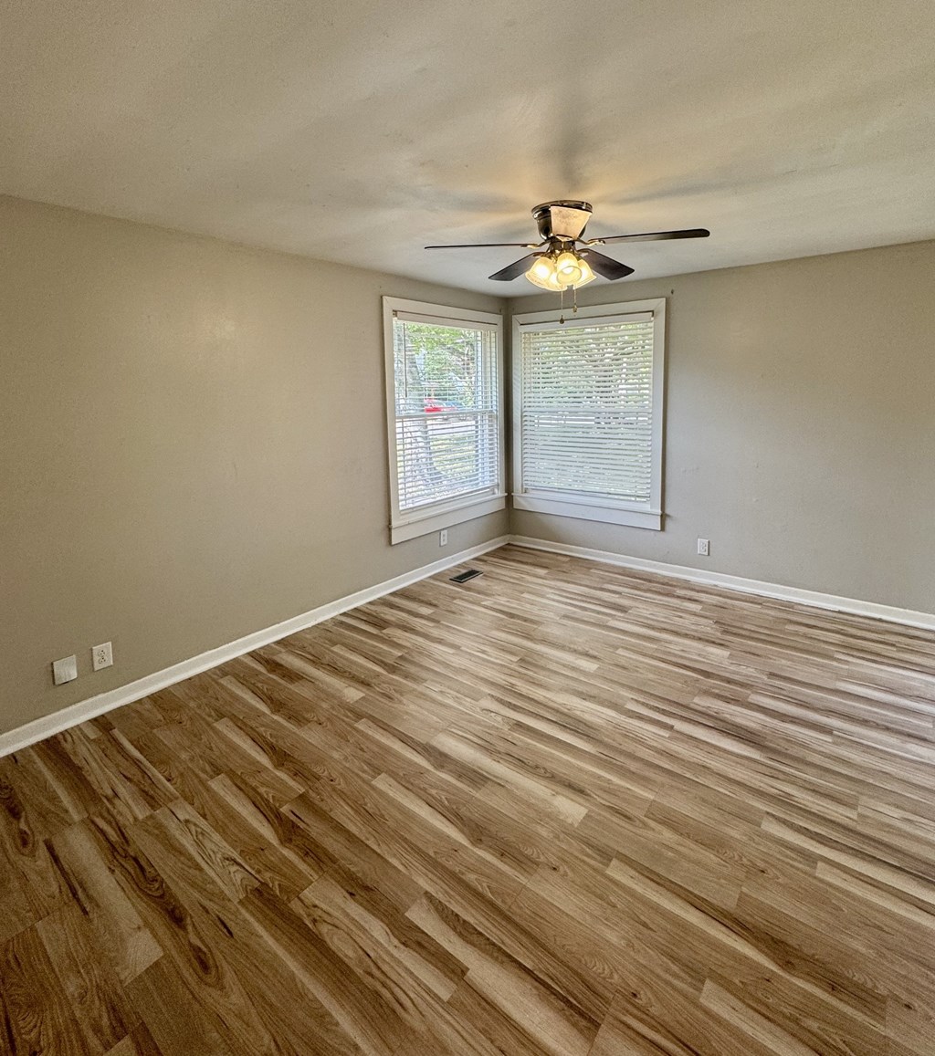 955 Richardson Street 1 Bed House for Rent - Photo Gallery 5