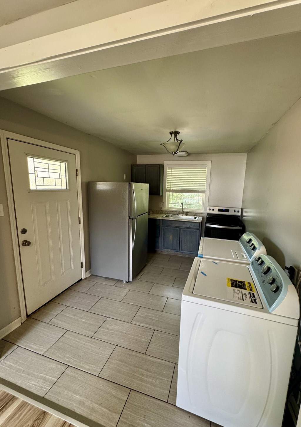 955 Richardson Street 1 Bed House for Rent - Photo Gallery 3
